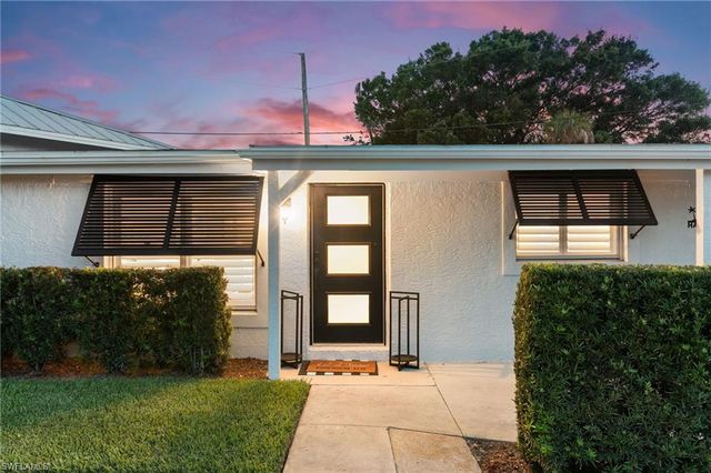 2180 Harbor LN, Naples, FL 34104