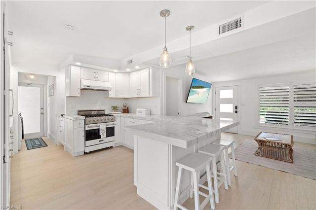 2180 Harbor LN, Naples, FL 34104