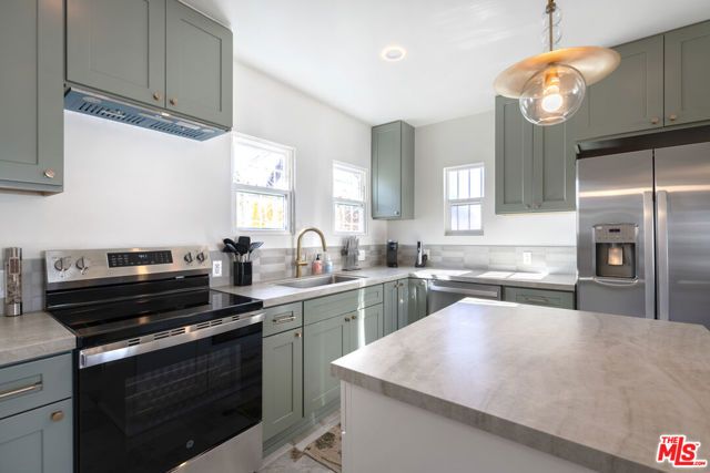 7853 Brighton Avenue, Los Angeles, CA 90047