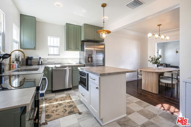 7853 Brighton Avenue, Los Angeles, CA 90047