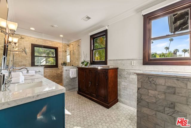 2052 S Hobart Boulevard, Los Angeles, CA 90018