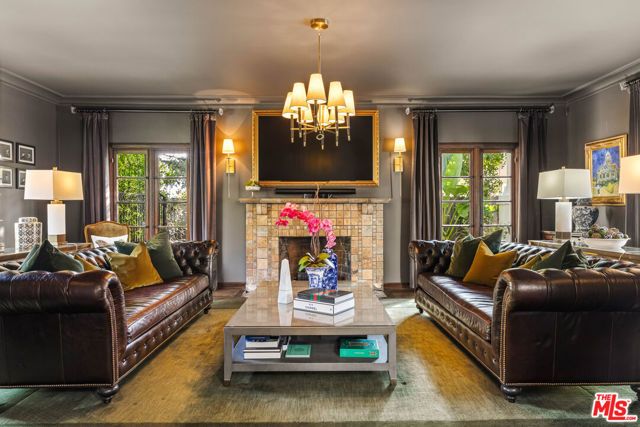 2052 S Hobart Boulevard, Los Angeles, CA 90018