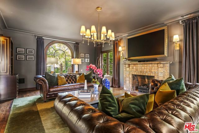 2052 S Hobart Boulevard, Los Angeles, CA 90018