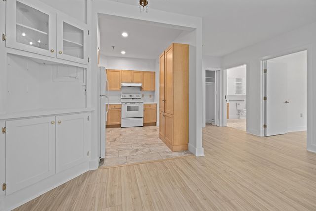 53 Lyme Rd Apt 10, Hanover, NH 03755
