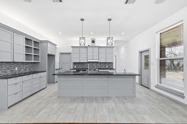 2541 Town View Drive, Cedar Hill, TX 75104