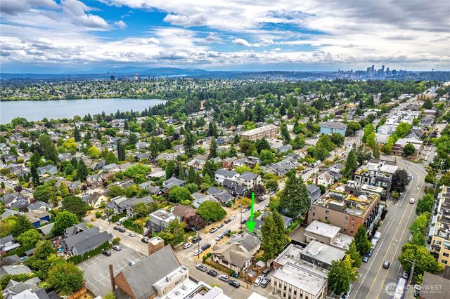 6823 Phinney Avenue N, Seattle, WA 98103