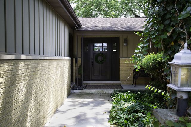 925 Hickory Lane, Darien, IL 60561