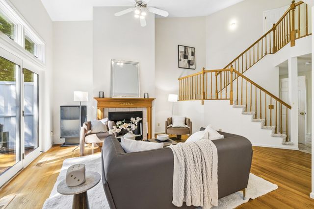21 Treetop Ct 21, Burlington, MA 01803