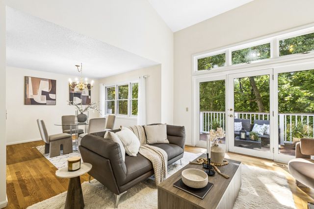 21 Treetop Ct 21, Burlington, MA 01803