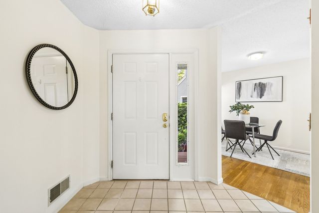 21 Treetop Ct 21, Burlington, MA 01803