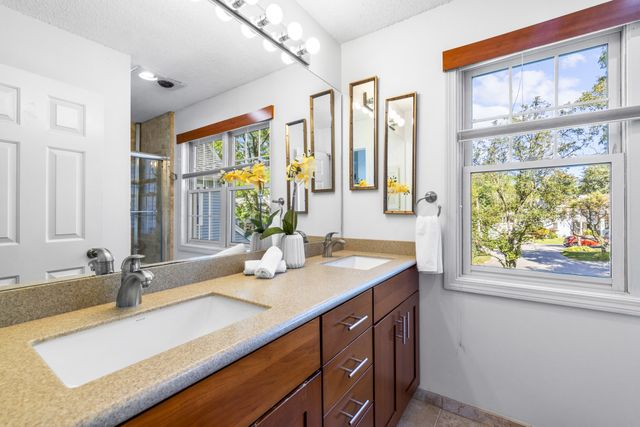 21 Treetop Ct 21, Burlington, MA 01803