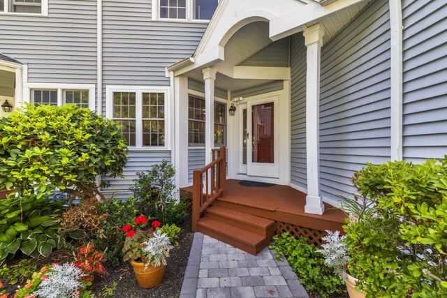 21 Treetop Ct 21, Burlington, MA 01803