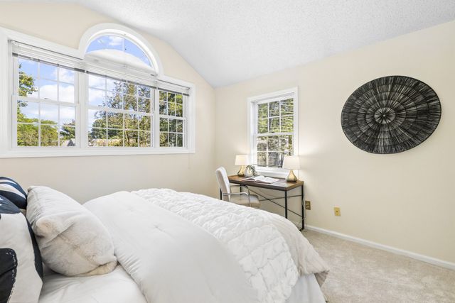 21 Treetop Ct 21, Burlington, MA 01803