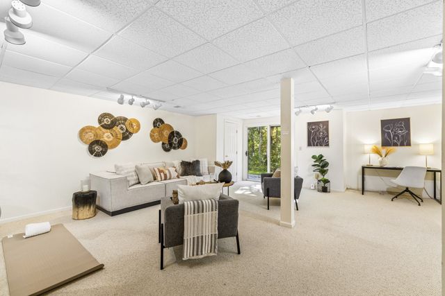 21 Treetop Ct 21, Burlington, MA 01803