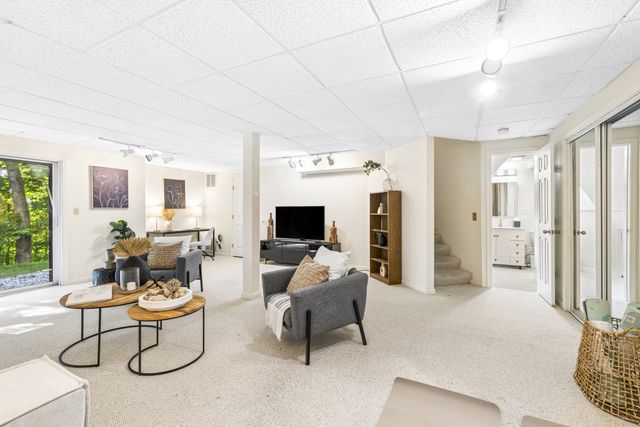 21 Treetop Ct 21, Burlington, MA 01803