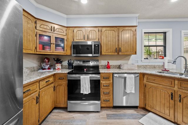 132 N Valley Rd, Searcy, AR 72143
