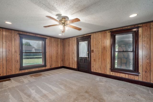 3751 W Farm Road 168, Springfield, MO 65807