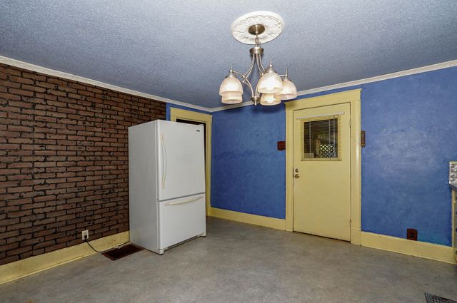 3751 W Farm Road 168, Springfield, MO 65807