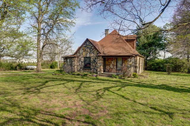 3751 W Farm Road 168, Springfield, MO 65807