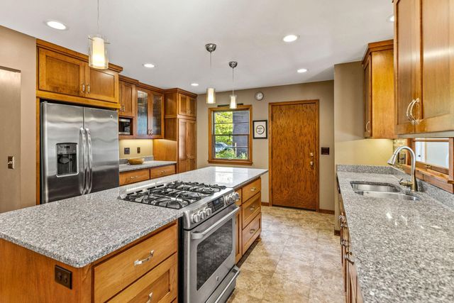 2916 Silver Lake Court NE, Saint Anthony, MN 55421