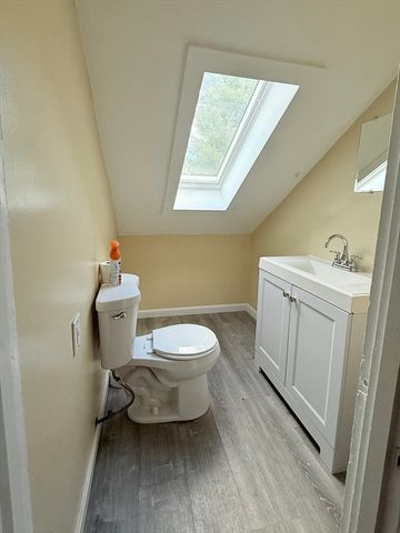 139 Endicott St, Worcester, MA 01610