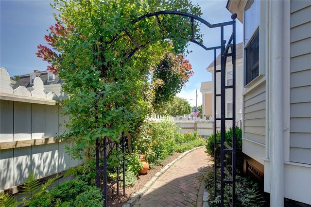 8 Sanford Street, Newport, RI 02840
