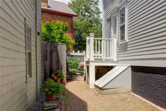 8 Sanford Street, Newport, RI 02840