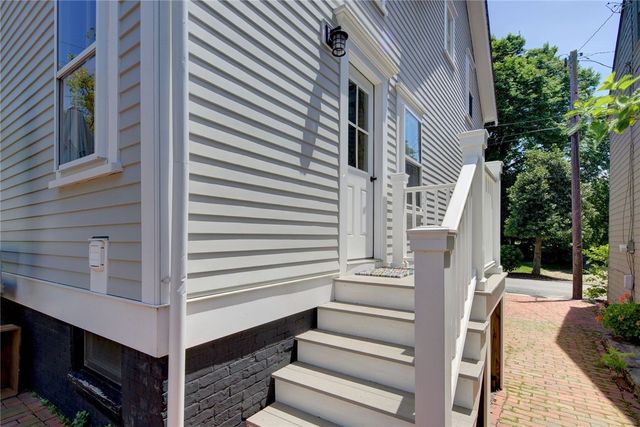 8 Sanford Street, Newport, RI 02840