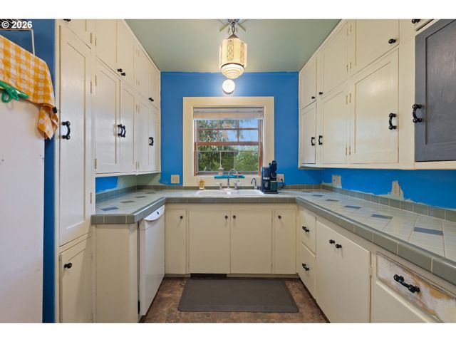 1365 Se OVERLOOK Ave, Roseburg, OR 97470