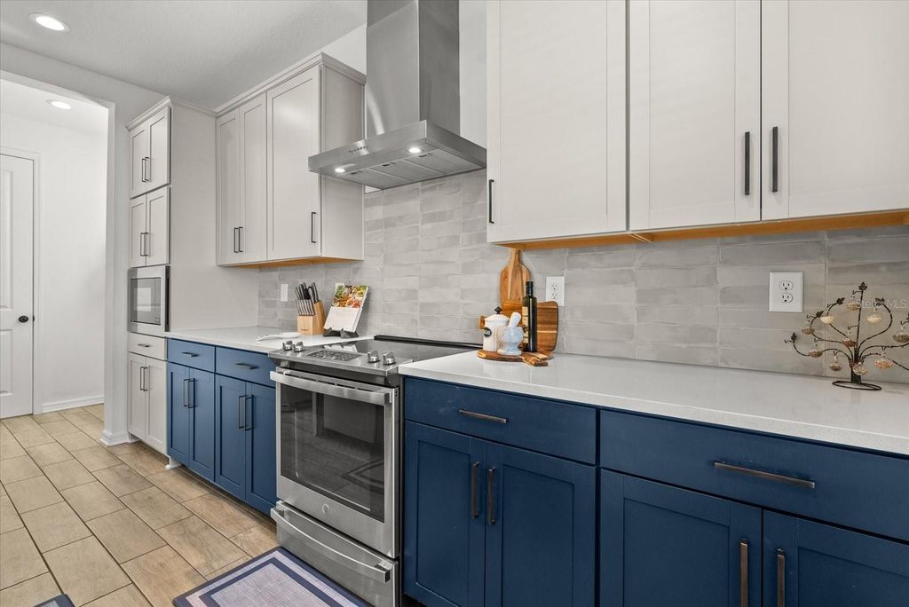 Image 5 of property listing at 8330 ABALONE LOOP, Parrish, FL 34219