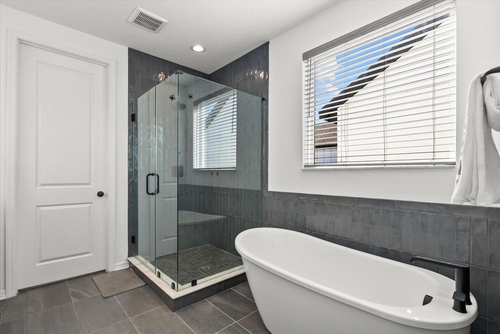 Image 9 of property listing at 8330 ABALONE LOOP, Parrish, FL 34219