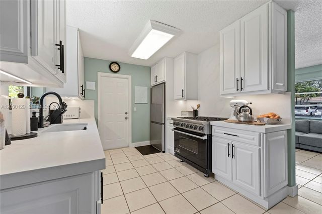 11740 NW 33rd St, Sunrise, FL 33323