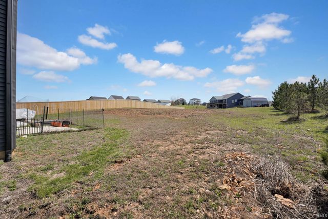 526 E Lucy Lane, Ellettsville, IN 47429