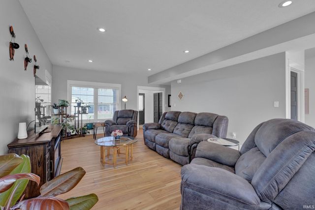 526 E Lucy Lane, Ellettsville, IN 47429