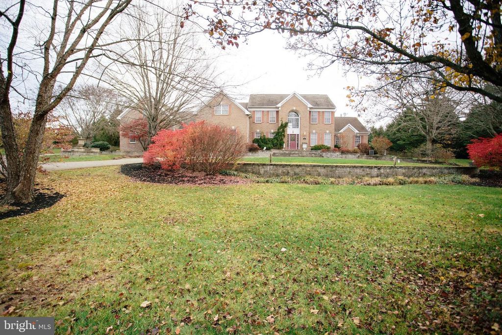 5 HIDDEN HOLLOW DR, Hamilton, NJ 08620