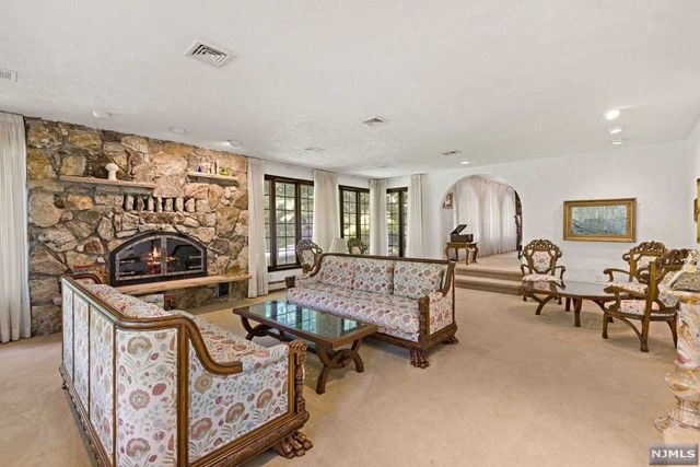 32 Apache Road, Wayne, NJ 07470