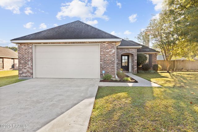 312 Quiet Meadows Circle, Youngsville, LA 70592