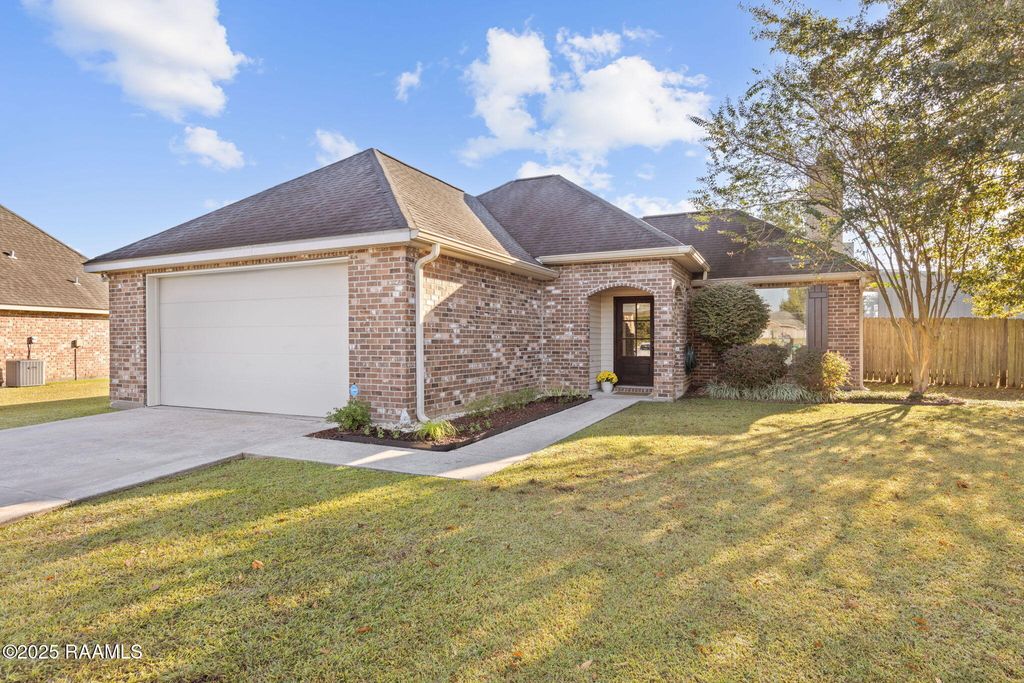 312 Quiet Meadows Circle, Youngsville, LA 70592