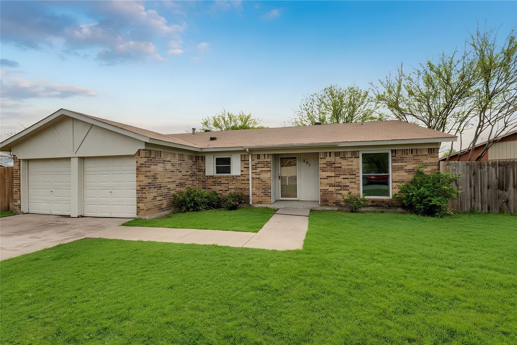 551 Rockledge Drive, Saginaw, TX 76179