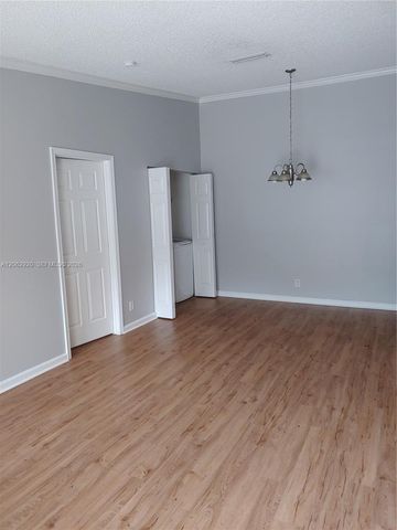 5060 Sanctuary Way E, West Palm Beach, FL 33417