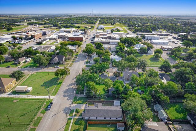 614 W 3rd Street, Mcgregor, TX 76657