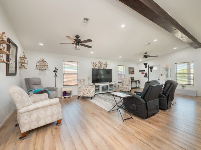 614 W 3rd Street, Mcgregor, TX 76657