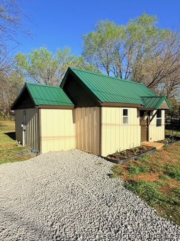 518 NW 6th Street, Checotah, OK 74426