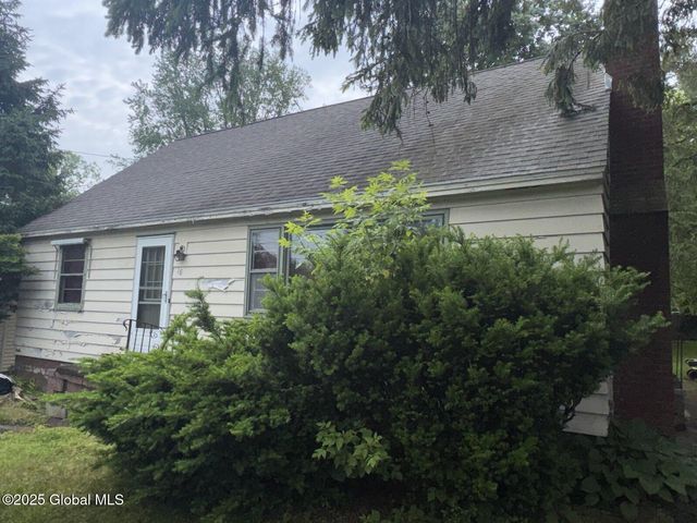 18 Meadowbrook Road, Queensbury, NY 12804