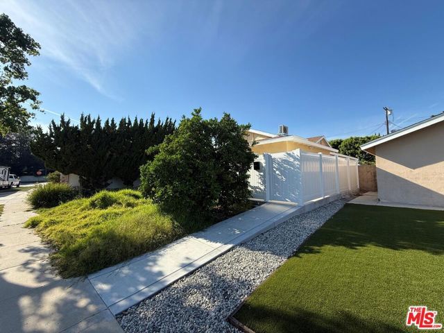 19055 Gledhill Street, Northridge (los Angeles), CA 91324