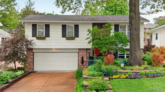 721 Oakway Place, Glendale, MO 63122