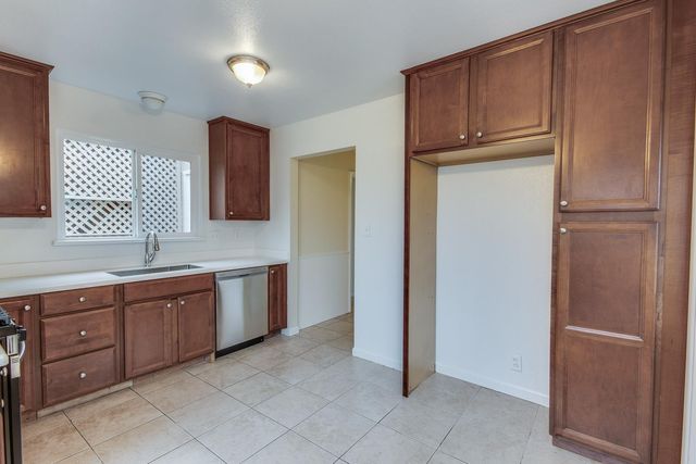 208 W Hampton Way, Fresno, CA 93705