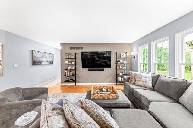 605 E Quail RUN, Oak Creek, WI 53154