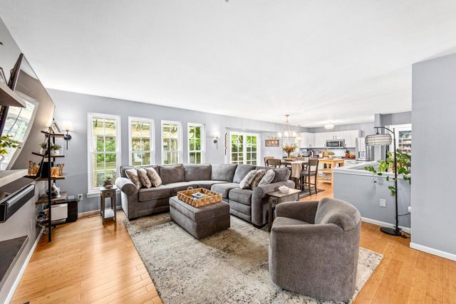 605 E Quail RUN, Oak Creek, WI 53154