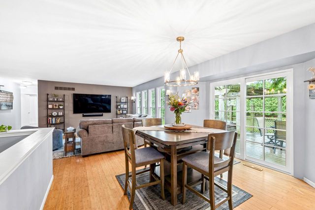 605 E Quail RUN, Oak Creek, WI 53154